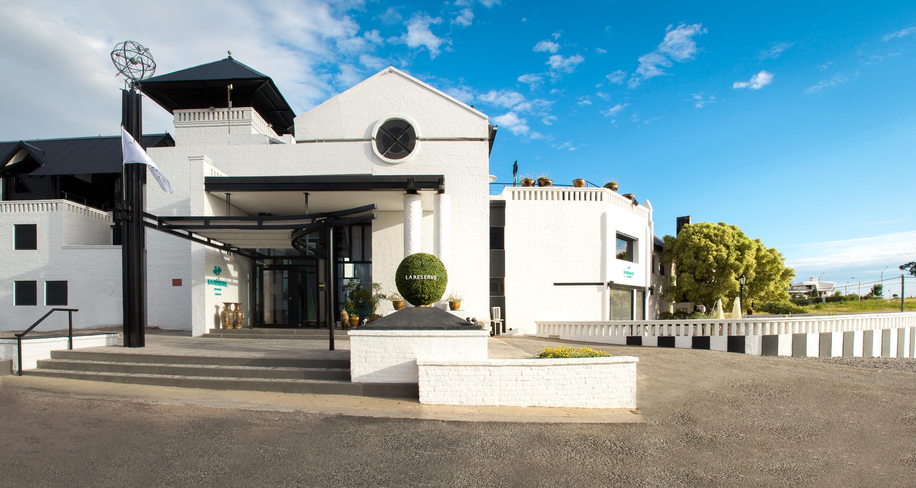 Spa Hotel La Reserve Colonia del Sacramento Luaran gambar The main entrance of the hotel